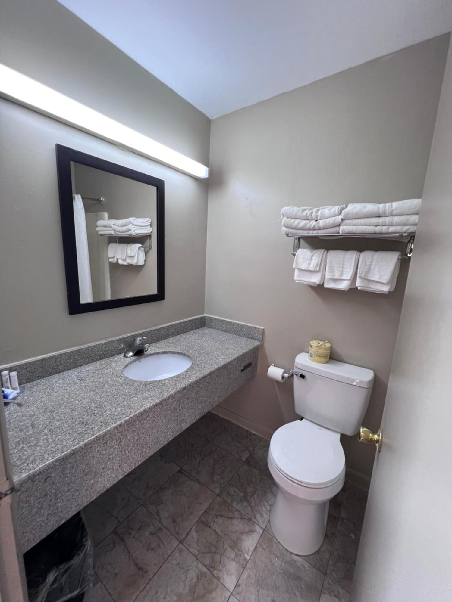 Rodeway Inn & Suites Hershey Exterior photo